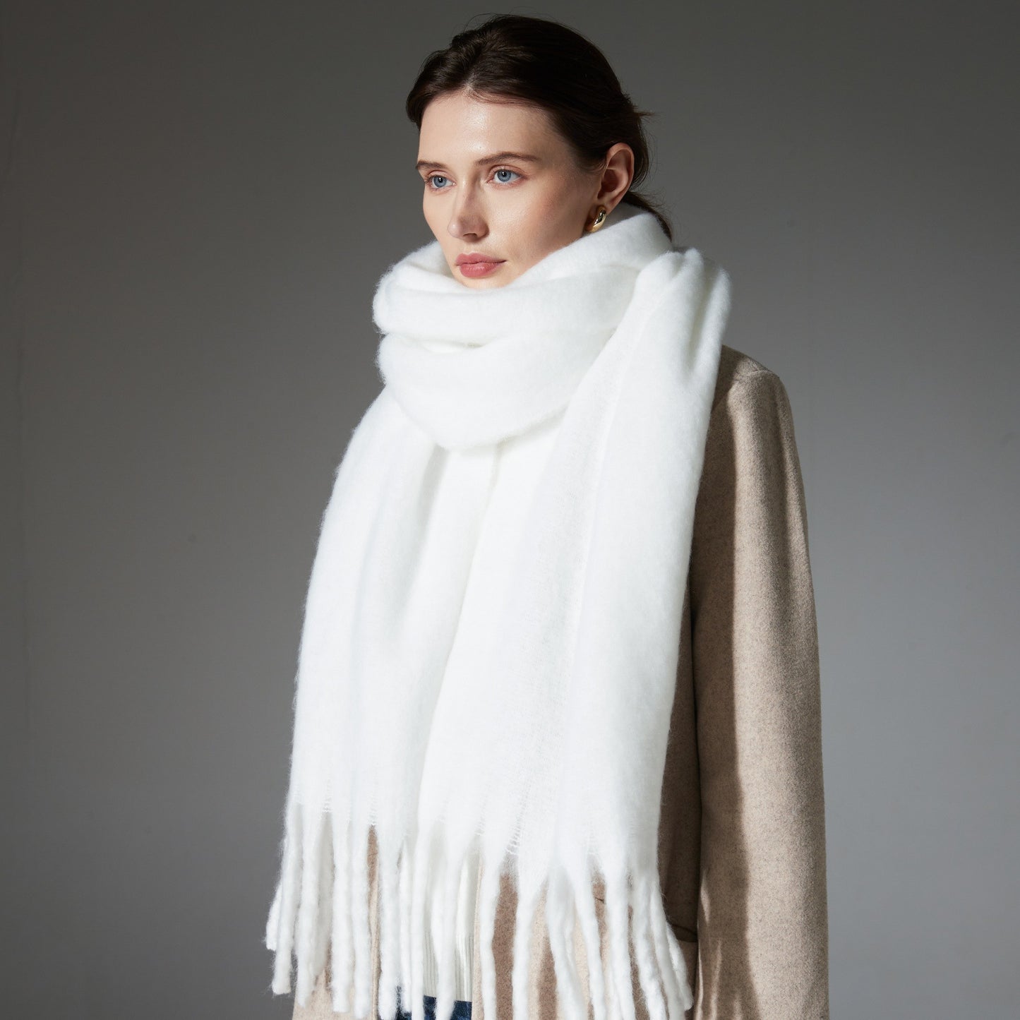 Europe, America, autumn and winter circle yarn, beard, braid, fringed white scarf, shawl in stock.