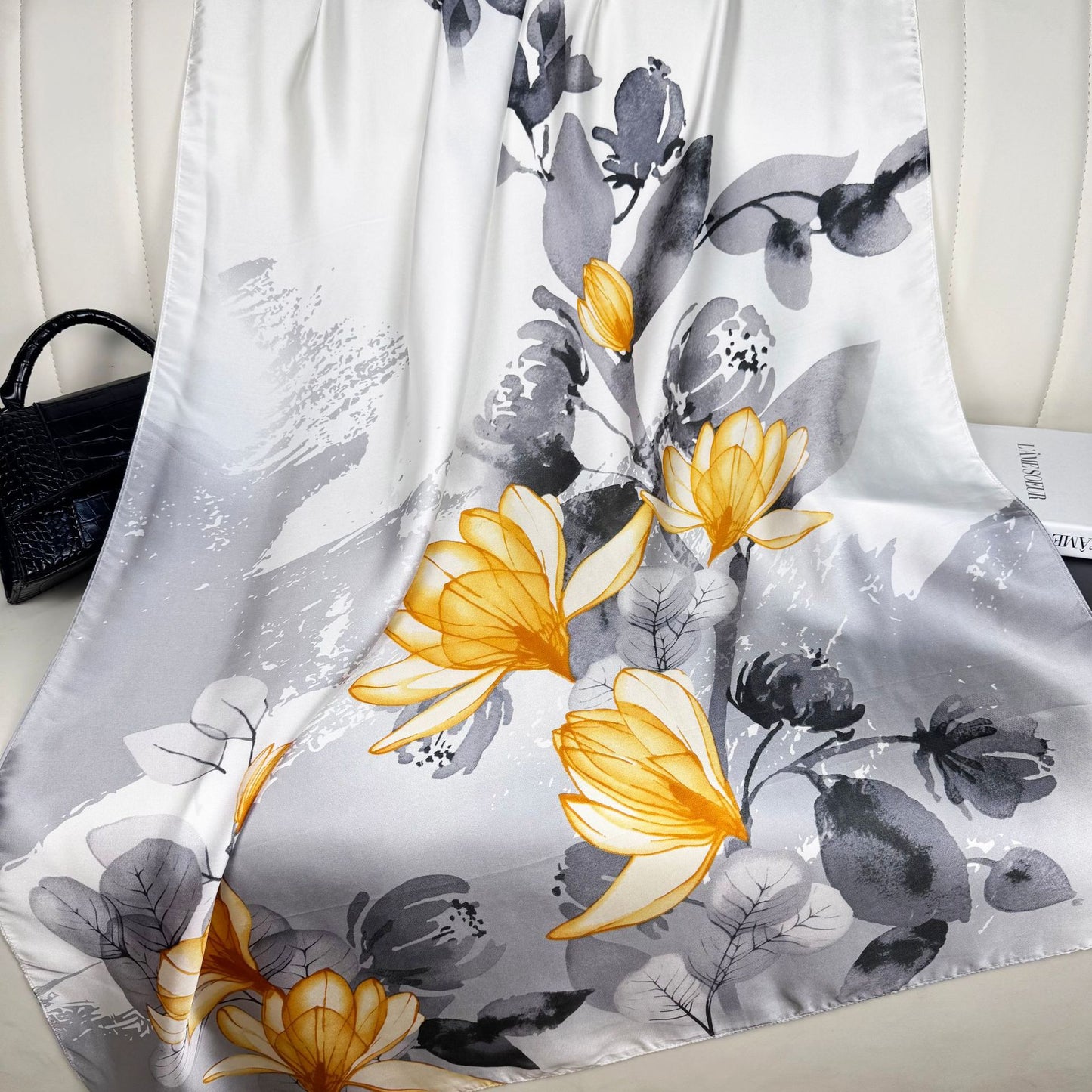 Simple and elegant literary ink painting, flower and flower printing, beautiful brocade, long silk scarf, fashionable and versatile, and a holiday shawl.