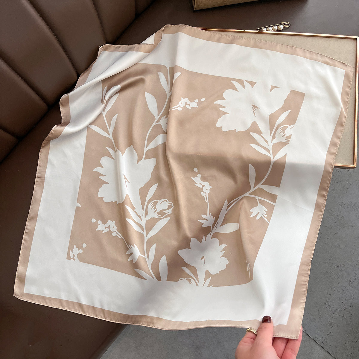 Spring and Summer New Printed Silk Scarf Women's 70 * 70cm Square Scarf Travel Neck Sunscreen Silk Scarf