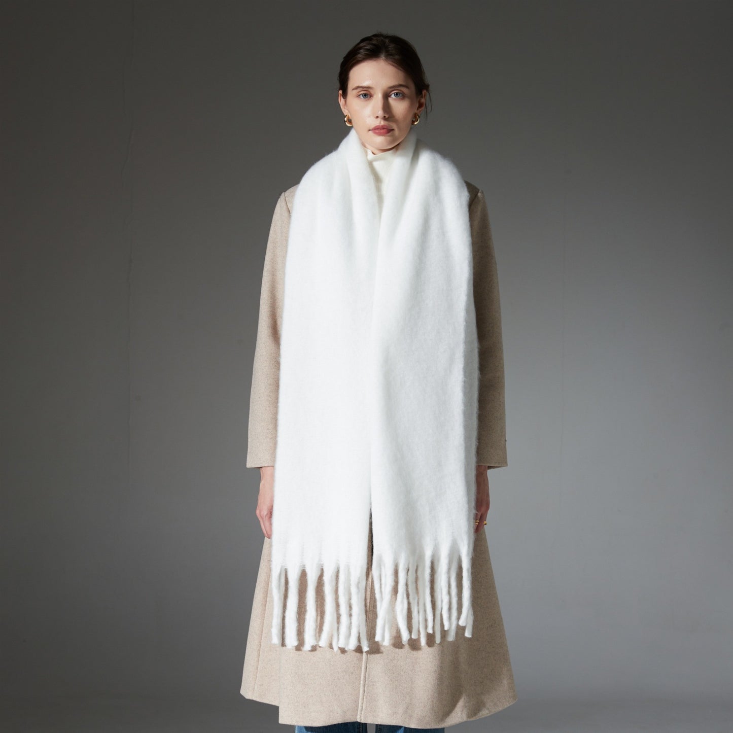 Europe, America, autumn and winter circle yarn, beard, braid, fringed white scarf, shawl in stock.