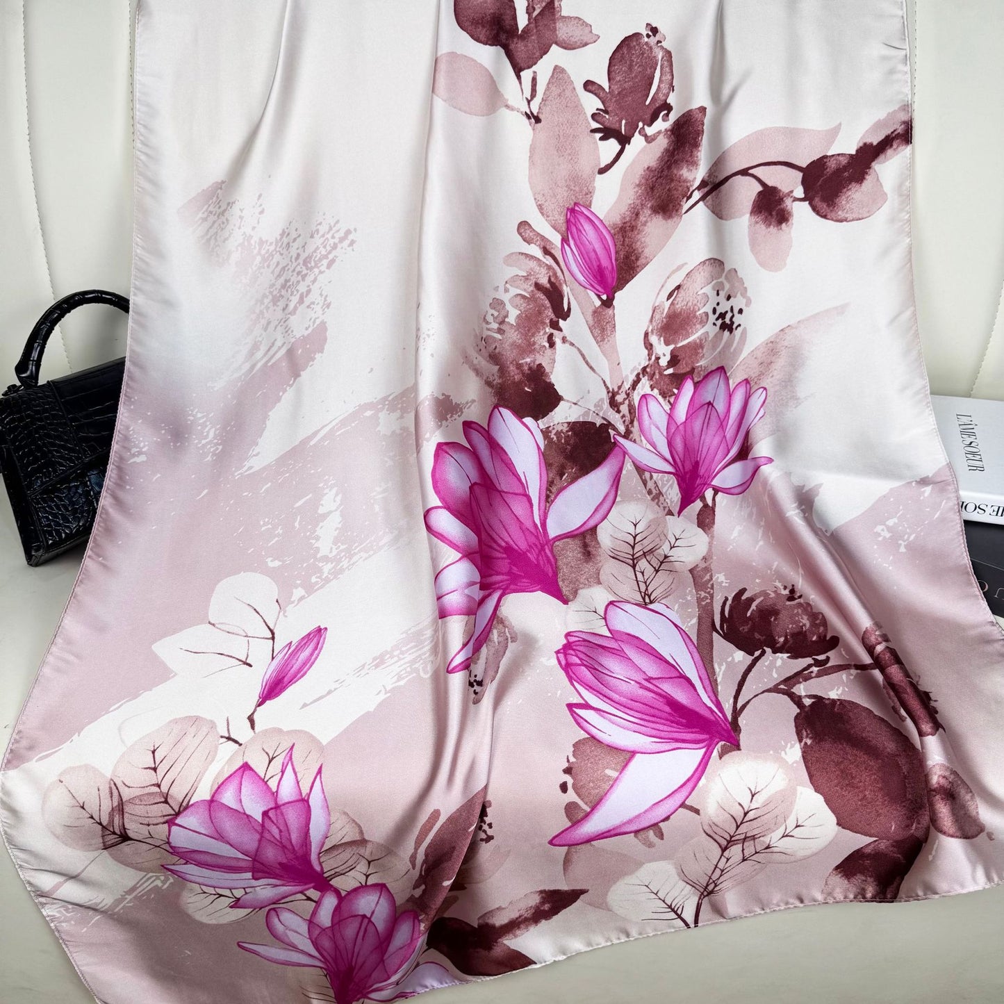 Simple and elegant literary ink painting, flower and flower printing, beautiful brocade, long silk scarf, fashionable and versatile, and a holiday shawl.