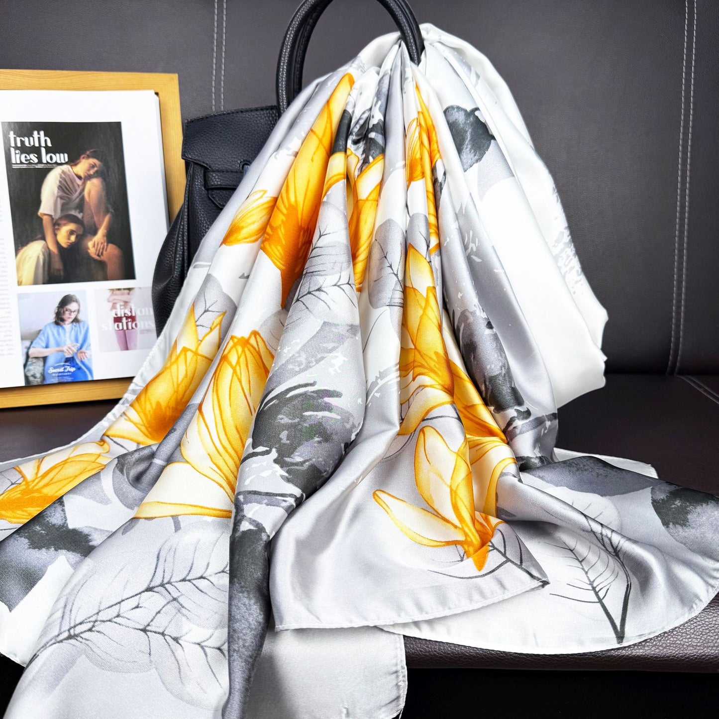 Simple and elegant literary ink painting, flower and flower printing, beautiful brocade, long silk scarf, fashionable and versatile, and a holiday shawl.