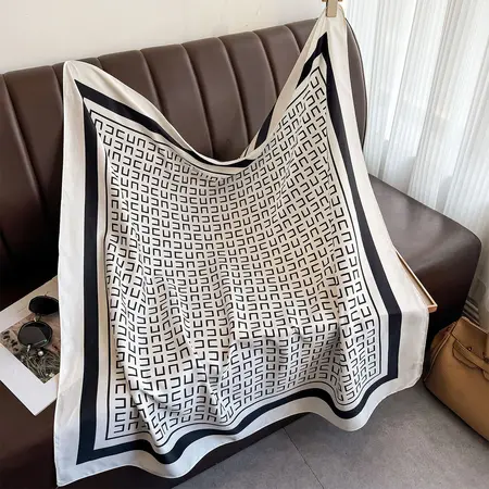 Scarf Shawl – 90 × 90 cm detail