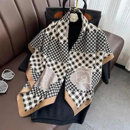 Plaid Scarf Shawl – 90 × 90 cm detail