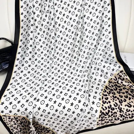 Geometric Leopard Print Printed Scarf Shawl – 90 × 180cm detail