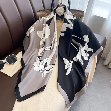 Scarf Shawl – 90 × 90 cm detail