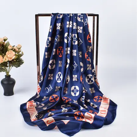 Scarf Shawl – 90 × 90 cm detail
