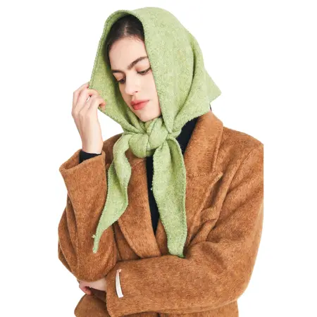Knit Scarf Shawl – Side lengths: 95 × 95 × 160 cm detail