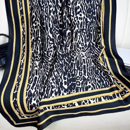 Silk Leopard Print Printed Headscarf – 90 × 180cm detail