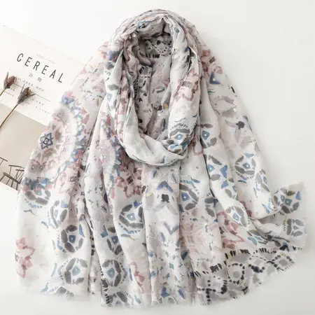 Silk Geometric Lightweight Headscarf – 180 × 88 cm detail