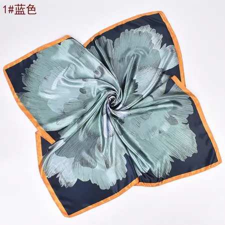 Scarf Shawl – 90 × 90 cm detail