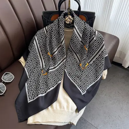 Scarf Shawl – 90 × 90 cm detail
