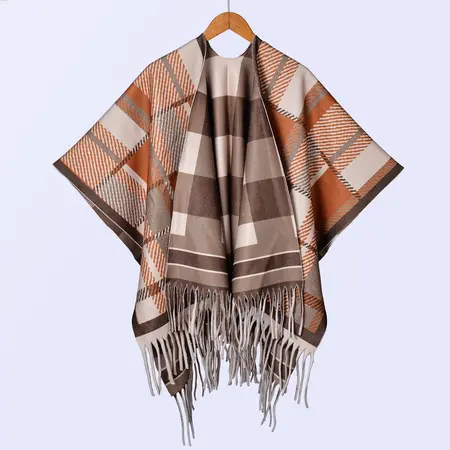 Knit Reversible Printed Poncho – 135 × 160 cm detail