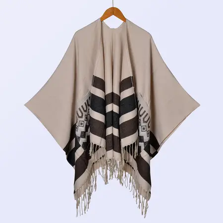 Knit Poncho – 135 × 160 cm detail