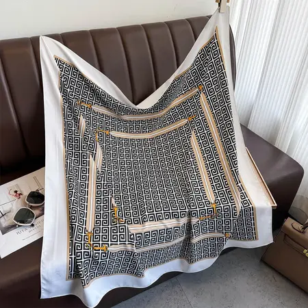 Scarf Shawl – 90 × 90 cm detail