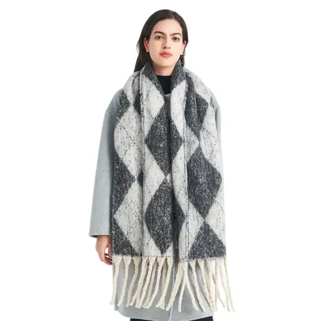 Jacquard Scarf Shawl – 185 × 40 cm + 15 cm fringe; 280 g per scarf detail