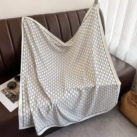 Scarf Shawl – 90 × 90 cm detail