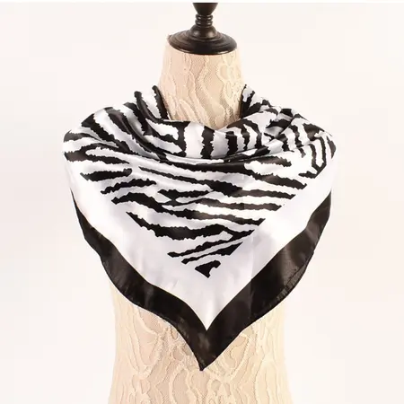 Scarf Shawl – 90 × 90 cm detail