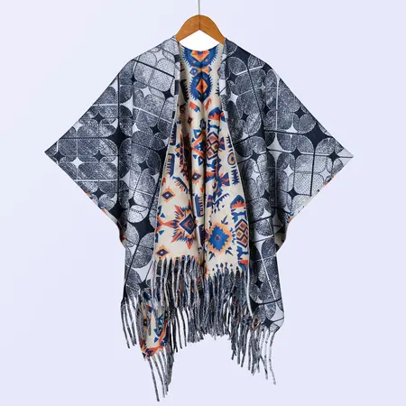 Knit Reversible Printed Poncho – 135 × 160 cm detail