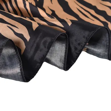 Silk Scarf Shawl – 90 × 90 cm detail