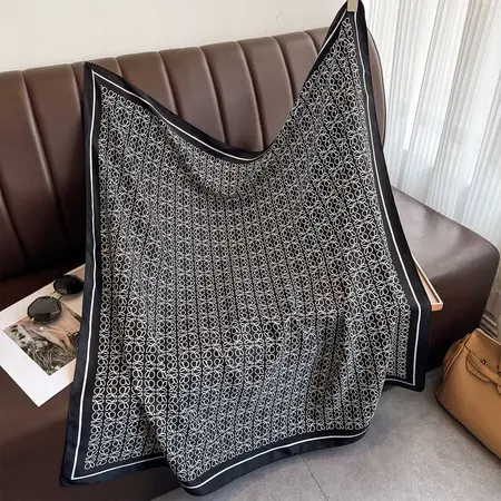 Scarf Shawl – 90 × 90 cm detail
