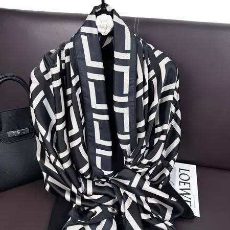 Silk Scarf Shawl – 90 × 90 cm detail