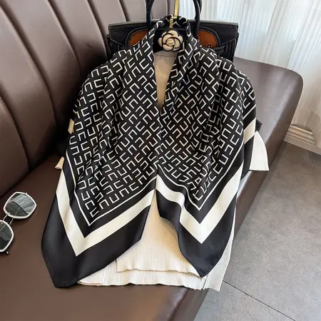 Scarf Shawl – 90 × 90 cm detail
