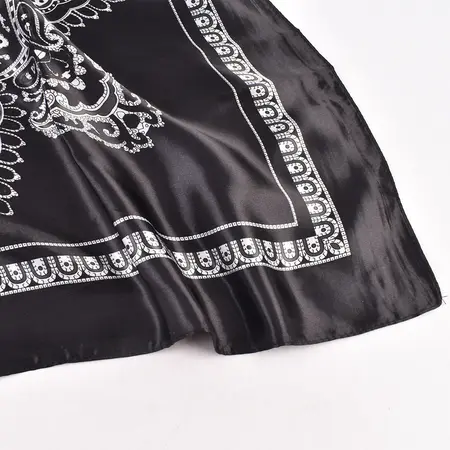 Scarf Shawl – 90 × 90 cm detail