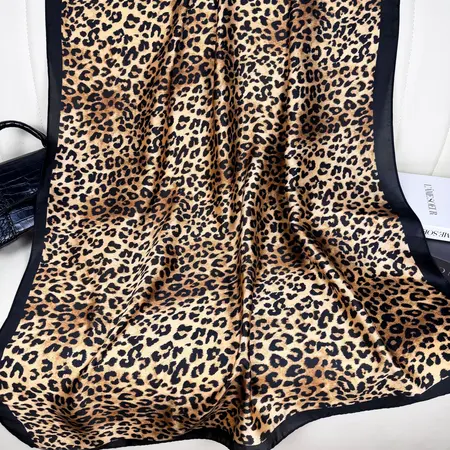 Silk Leopard Print Printed Headscarf – 90 × 180cm detail