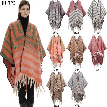 Jacquard Poncho – 165 × 125 cm detail