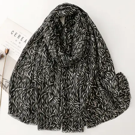 Silk Geometric Scarf Shawl – 180 × 88 cm detail