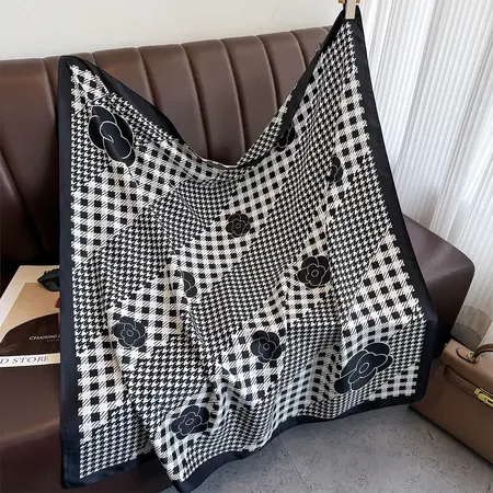 Plaid Scarf Shawl – 90 × 90 cm detail