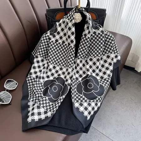 Plaid Scarf Shawl – 90 × 90 cm detail