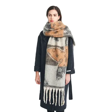 Floral Jacquard Scarf Shawl – 185 × 40 cm + 15 cm fringe; 280 g per scarf detail