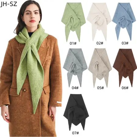 Knit Scarf Shawl – Side lengths: 95 × 95 × 160 cm detail