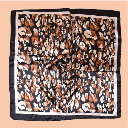 Geometric Leopard Print Printed Scarf Shawl – 90 × 90 cm detail