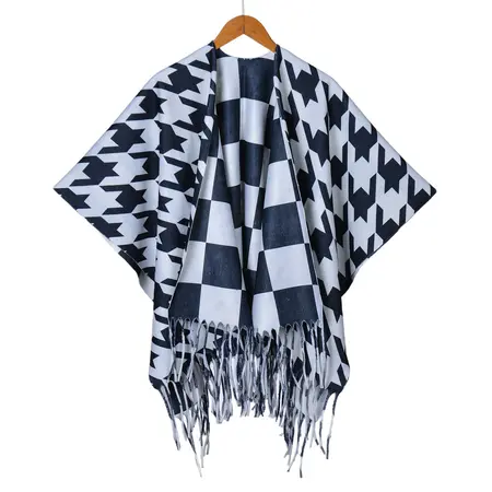 Knit Reversible Printed Poncho – 135 × 160 cm detail