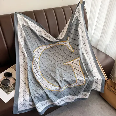 Scarf Shawl – 90 × 90 cm detail