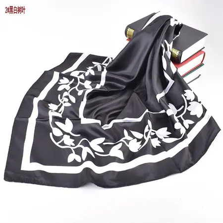 Scarf Shawl – 90 × 90 cm detail