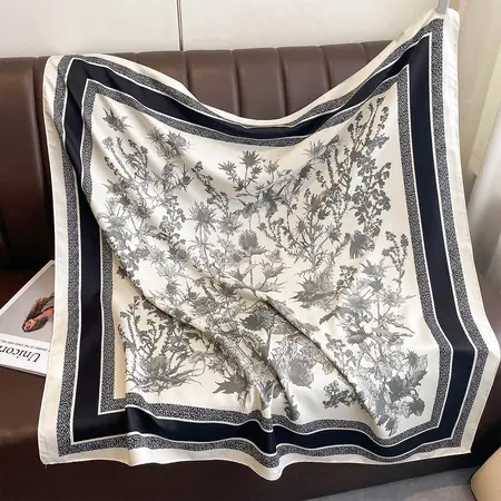 Women's Printed Vintage Scarf Shawl – 90 × 90 cm detail
