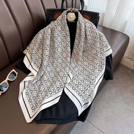 Scarf Shawl – 90 × 90 cm detail
