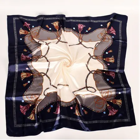 Scarf Shawl – 90 × 90 cm detail