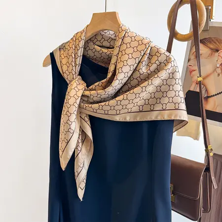 Scarf Shawl – 90 × 90 cm detail
