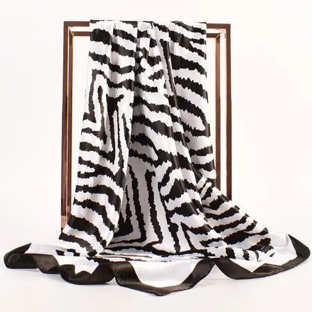 Scarf Shawl – 90 × 90 cm detail