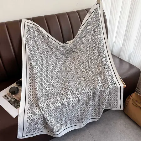 Scarf Shawl – 90 × 90 cm detail