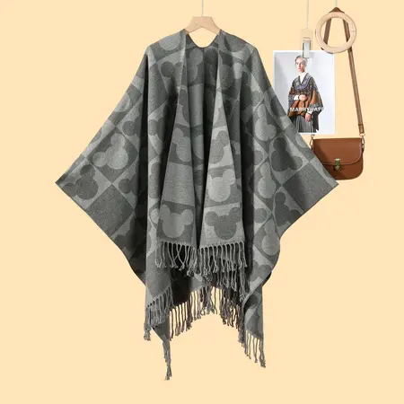 Women's Fringed Poncho – 130 × 150 cm detail