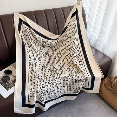 Scarf Shawl – 90 × 90 cm detail