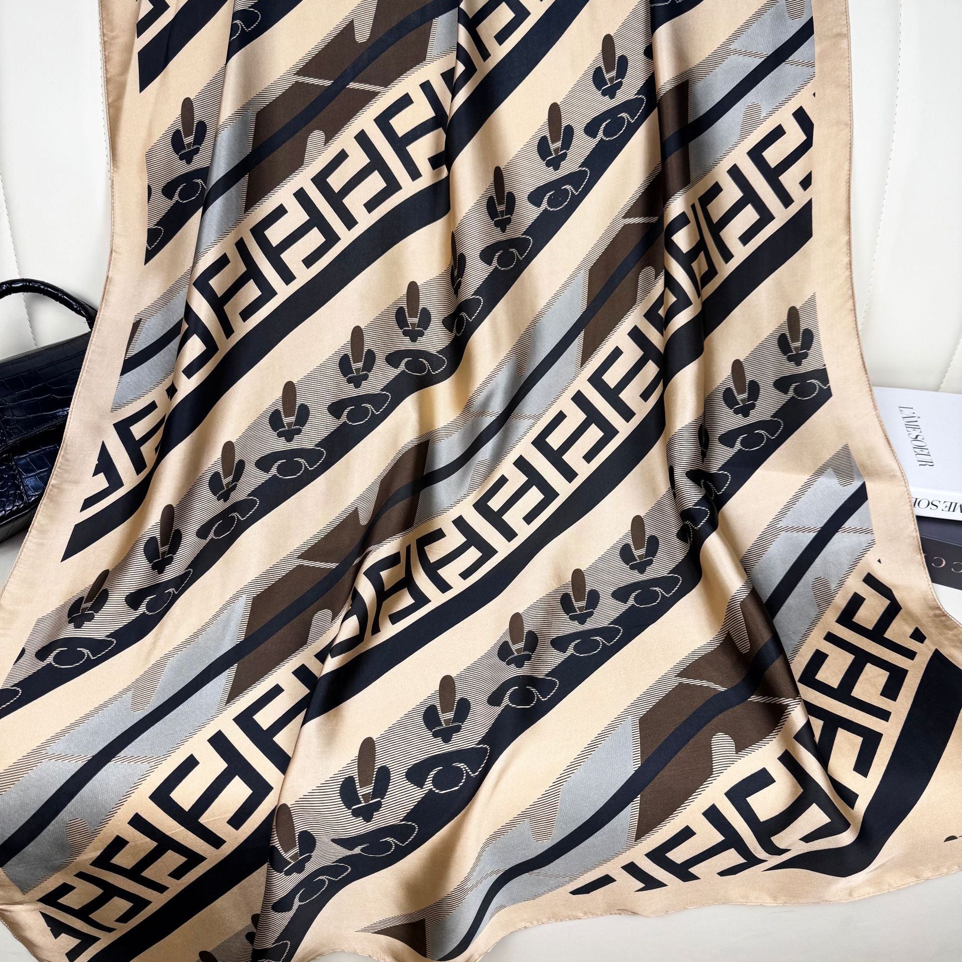 Simple and versatile geometric lines, letter simulation, long driver, fashionable and high-end decoration, outer shawl and scarf.