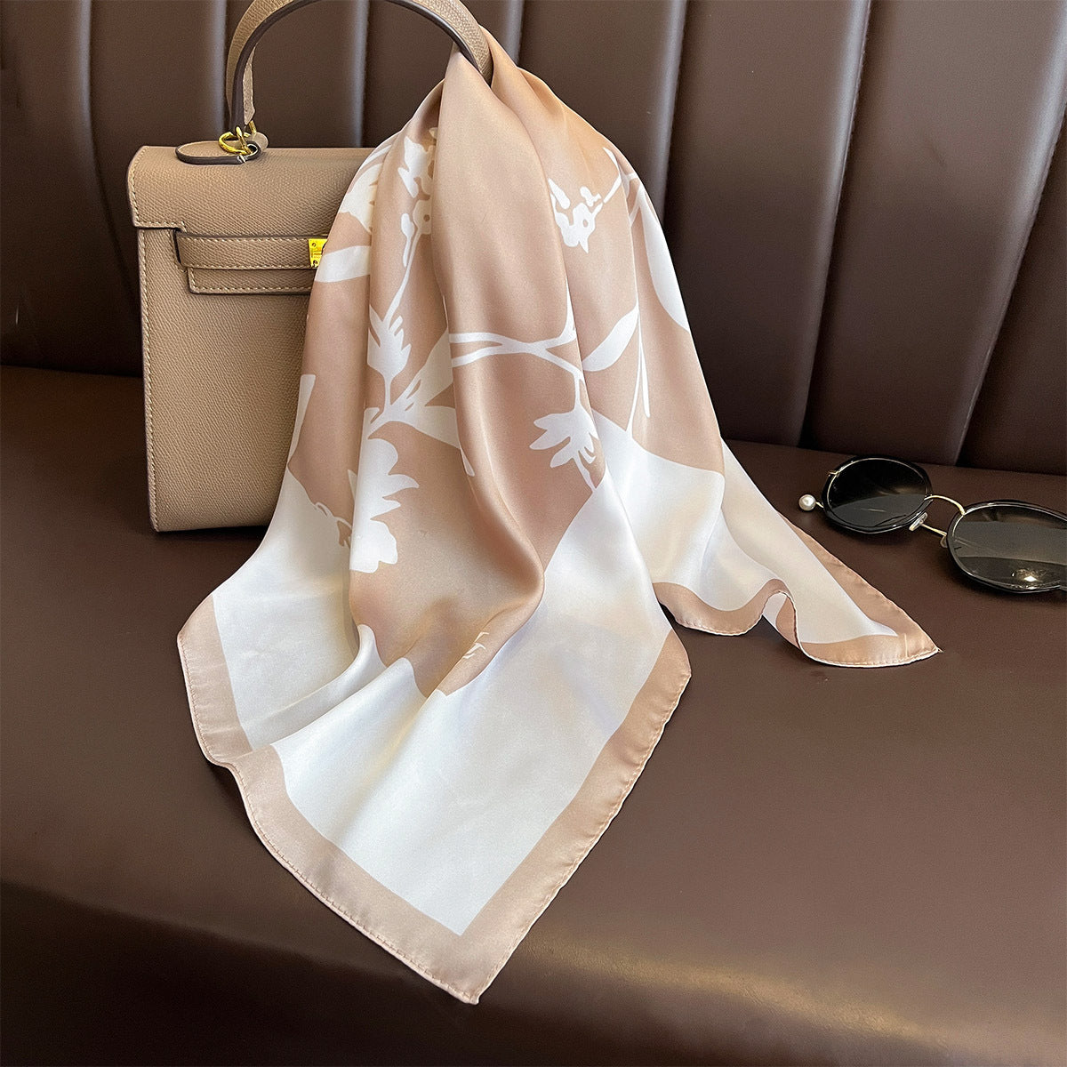 Spring and Summer New Printed Silk Scarf Women's 70 * 70cm Square Scarf Travel Neck Sunscreen Silk Scarf