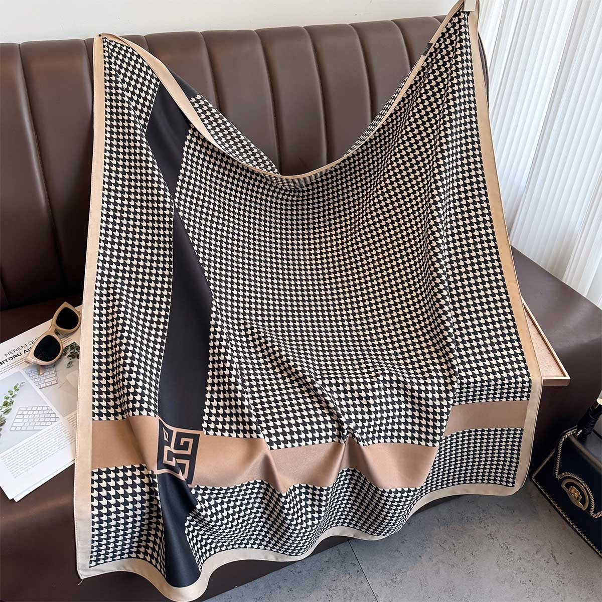 Korean version of the new Qiandongge versatile 90 square scarves, foreign style versatile temperament age-reducing silk scarves, sun protection cardigan, neck protection tide